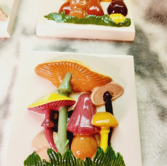 Set of 4 vintage hand painted ceramic mushroom plaques - Picture 14 of 16
